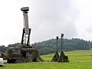 Ein Aufklärungs- und Zielzuweisungsradar in Stellung.