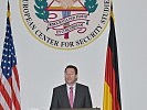 Frank beim Vortrag zum Thema "Neue sicherheitspolitische Herausforderungen".