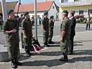 Bürgermeister Korpitsch und Brigadier Luif bei der Kranzniederlegung vor dem Kriegerdenkmal.