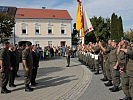 Landeshauptmann Niessl, Brigadier Luif, Bürgermeister Korpitsch und Bataillonskommandant Erkinger vor dem Feldzeichen des Jägerbataillons 19.