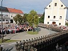 Zahlreiche Besucher vor und hinter den Rekruten.