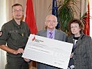 Der Wiener Militärkommandant, Brigadier Kurt Wagner, übergibt den Reinerlös des Charitykonzertes an Kurt Zwettler.