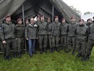 Verteidigungsminister Klug mit Soldaten des Jägerbataillons 25.