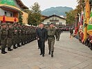 Der stellvertretende Militärkommandant, Oberst Gerhard Pfeifer und der Abgeordnete zum Tiroler Landtag, Siegfried Egger, schreiten die Front der angetretenen Soldaten ab.