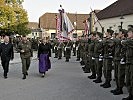 V.l.: Klepp, Schiefert und Schwarz schreiten die Front ab.