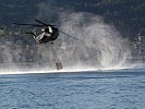 Wasserfassen durch eine CH-53 der deutschen Bundeswehr.