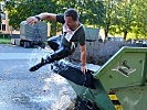 Das kalte Nass des Wasserhindernisses macht Major Manfred Leitner nichts aus.