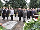 Am österreichischen Denkmal legen die Vertreter des Schwarzen Kreuzes, des Militärkommandos Tirol, der Deutschen Bundeswehr, der Republik Österreich , des Landes Tirol und der Stadt Innsbruck einen Kranz nieder.