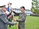 Generalleutnant Bair übergibt die Insignien an den neuen Kommandanten Brigadier Hofbauer.