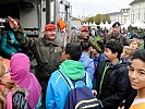 Ein Informationsoffizier begleitet eine Schulklasse am "Tag der Schulen".