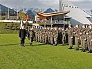 Militärkommandant Generalmajor Herbert Bauer und der Imster Bürgermeister Stefan Weirather schreiten gemeinsam die Front der angetretenen Soldaten ab.