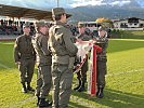 Mit der Hand an der Insignie sprachen die Soldaten das Treuegelöbnis.