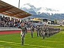 Unter dem Applaus der zahlreichen Zuschauer marschieren die Soldaten aus dem Imster Sportzentrum.