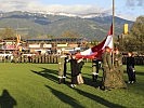 Einmarsch der Flagge mit Soldaten, Feuerwehr und zwei Damen der Trachtengruppe St. Andrä.