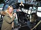 Marie Mitterer aus Innsbruck ist vom Blick in das Cockpit der Hercules sichtlich begeistert.