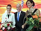 Minister Klug mit dem "Team des Jahres": Lara Vadlau, l., und Jolanta Ogar.