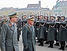 Generalstabschef Othmar Commenda, r., mit dem Wiener Militärkommandanten Kurt Wagner beim Abschreiten der Front.