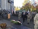 Landesrat Erich Schwärzler legt den Kranz der Vorarlberger Landesregierung nieder.