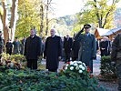 Landesrat Bernhard Tilg, Landtagspräsident Herwig van Staa und Oberst Gerhard Pfeifer bei der Kranzniederlegung.