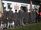 Marko Feingold und Brigadier Hufler mit Fahnenabordnungen am jüdischen Friedhof.