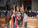 Die Fahnenabordnungen ziehen in die Franziskanerkirche ein.