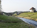 Danach löste ein Bergepanzer die verkeilten Brückenteile.