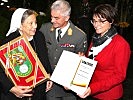 Gitschthaler übergab im Beisein von Beate Prettner an Schwester Johanna ein Wappen des Militärkommandos Kärnten und eine Urkunde.