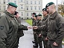 Brigadier Egger verleiht das Lehrgangsabzeichen an die Klassenvertreter.