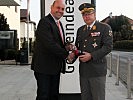 Bürgermeister Joachim Maislinger und Brigadier Heinz Hufler vor dem Gemeindeamt.