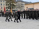 Der zivile und militärisch Höchstanwesende beim Abschreiten der Front.