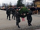 Brigadier Wörgötter und Oberst Meurers bei der Kranzniederlegung.