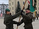 Oberst Meurers gibt die Insignie des Stabsbataillons 7 an Brigadier Wörgötter zurück.