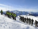 Bergretter aus Lech und Soldaten des Jägerbataillons 23 suchen den Lawinenkegel ab.