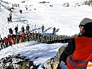 Gemeinsam suchen die Helfer nach Verschütteten.