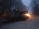 Ein Bergepanzer des Heeres unterstützt die Feuerwehr beim Räumen der Straße.