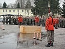 In historischen Uniformen bewachen die Knechte des Herolds das Taufbecken.