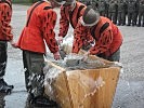 Die "Ganzkörper-Taufe" ist wörtlich zu nehmen. Der gesamte Körper taucht kurz ins Taufbecken.