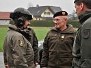 General Commenda im Gespräch mit dem Bataillonskommandanten und einem Unteroffizier des Jägerbataillons 17.