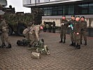 Ein Panzerabwehrlenkwaffen-Trupp demonstriert das Aufsitzen auf die Gefechtsfahrzeuge.