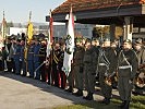 Abordnungen des Österreichischen Bundesheeres, vom Kameradschaftsbund und Traditionsverbände nehmen an der Gedenkveranstaltung teil.