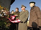 Bürgermeister Erich Gosch, Oberst Franz Gamweger und Klaus Gartler bei der Kranzniederlegung am Karner, v.l.