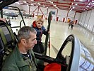 Lukas mit Oberstleutnant Taschler im Cockpit des Eurofighters.