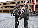 Aus den Händen von Brigadekommandant Peter Grünwald übernahm Oberstleutnant Peter Nuderscher, l., die Fahne und damit die Verantwortung über das Stabsbataillon.