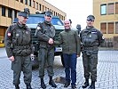 Verteidigungsminister Gerald Klug, 2.v.r., gratulierte Oberstleutnant Nuderscher zu seiner neuen Funktion.