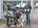 Hauptmann Christoph Hofmeister und Offiziersstellvertreter Christian Debelak mit Husky-Rüden "Djuro" und Ursula Visconti.