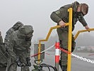 Teil der Übung war die Dekontamination von verseuchten Soldaten.