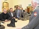 V.l.: Minister Gerald Klug und Nationalratsabgeordneter Hannes Weninger begutachten Produkte der Heeresbekleidungsanstalt.