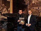 Der 100.000ste Ausstellungsbesucher: Otto Schiessl aus Wien mit Direktor Christian Ortner, r.