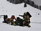 Die Soldaten befreien konzentriert und schnell ihre Ausrüstungen aus dem Außenlastnetz.