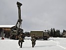 Zwei Wachsoldaten auf Streife: Die Rekruten Johannes E. und Michael B., v. l., erfüllen ihren Auftrag.